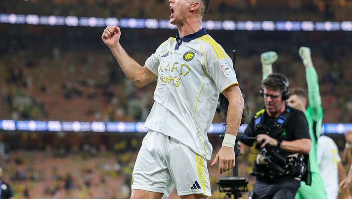 JEDDAH, SAUDI ARABIA - SEPTEMBER 26: Cristiano Ronaldo of Al Nassr celebrates victory after winning the Saudi Pro League match between Al Ittihad and Al Nassr at King Abdullah Sports City on September 26, 2025 in Jeddah, Saudi Arabia. (Photo by Yasser Bakhsh/Getty Images) Cristiano Ronaldo
