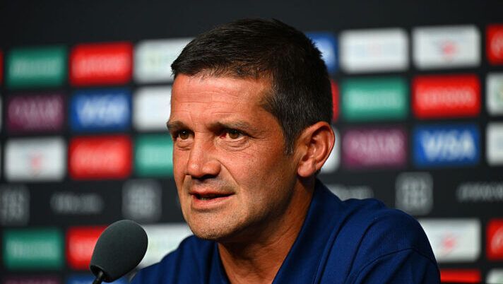 SEATTLE, WASHINGTON - JUNE 20: Head Coach Cristian Chivu of FC Internazionale speaks with the media during the Press Conference ahead of their FIFA Club World Cup 2025 Group E match between FC Internazionale Milano and Urawa Red Diamonds at Lumen Field on June 20, 2025 in Seattle, Washington. (Photo by Mattia Ozbot - Inter/Inter via Getty Images) Chivu: “Cos’ho detto al gruppo, qui campioni che accettano di mangiare merda! E L. Henrique…” - immagine 1