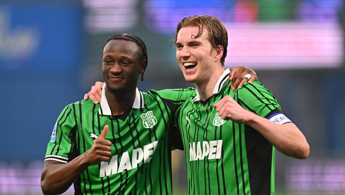 SASSUOLO, ITALY - MARCH 01: Ismaël Koné of US Sassuolo celebrates with Kristian Thorstvedt of US Sassuolo during the Serie A match between US Sassuolo Calcio and Atalanta BC at Mapei Stadium Citta del Tricolore on March 01, 2026 in Sassuolo, Italy. (Photo by Alessandro Sabattini/Getty Images) Centrocampo, CorSport: “Non solo Thorstvedt. Paratici ci proverà per Koné” - immagine 1