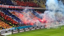 Fumogeni in campo durante il derby di Bucarest: e fra i giocatori si accendono gli animi…