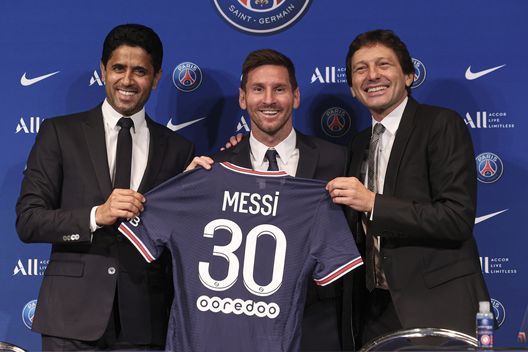 Parigi, Francia - 11 agosto 2021: Lionel Messi il giorno della sua presentazione al PSG Ligue 1, rivoluzione in arrivo: idea play-off per assegnare il titolo- immagine 2