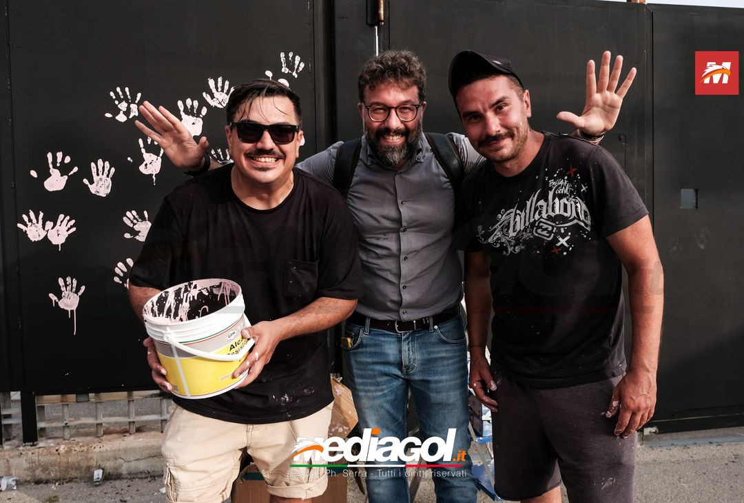 FOTO Palermo, le impronte rosa sul murales del ‘Renzo Barbera’ (Gallery) - immagine 74