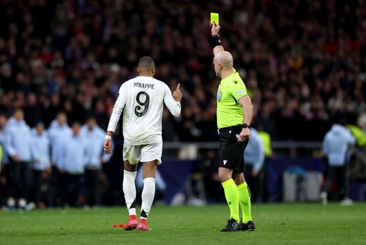 Madrid, Spagna - 12 marzo 2025: Szymon Marciniak ammonisce Mbappé. (Foto di Florencia Tan Jun/Getty Images) Psg-Real Madrid, Marciniak arbitrerà la semifinale: i precedenti coi due club- immagine 3