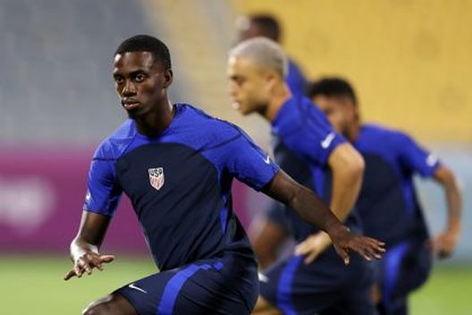 DOHA, QATAR - NOVEMBER 24: Timothy Weah of United States stretches during the USA Training Session at Al Gharafa SC on November 24, 2022 in Doha, Qatar. (Photo by Mohamed Farag/Getty Images) L’agente di Weah non ci sta: “Trattato come una marionetta dalla Juve”- immagine 3