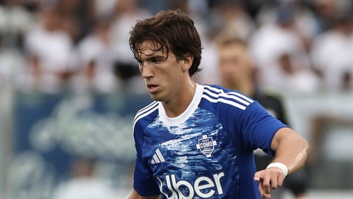 COMO, ITALY - AUGUST 24: Maximo Perrone of Como 1907 in action during the Serie A match between Como 1907 and SS Lazio at Giuseppe Sinigaglia Stadium on August 24, 2025 in Como, Italy. (Photo by Marco Luzzani/Getty Images) Como, Paz il migliore: voto altissimo per Gazzetta. Quattro 7 nella formazione di Fabregas - immagine 1