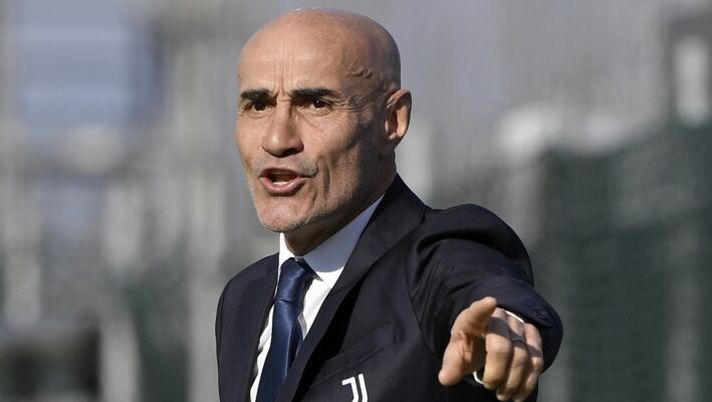 VINOVO, ITALY - FEBRUARY 04: Juventus Under 19 head coach Paolo Montero during the Primavera 1 match between Juventus U19 and Lazio U19 at Juventus Center Vinovo on February 04, 2024 in Vinovo, Italy. (Photo by Filippo Alfero - Juventus FC/Juventus FC via Getty Images) Montero: “Fagioli dal 1′? Sta benissimo e quindi gioca. Vi spiego perché questo tridente” - immagine 1