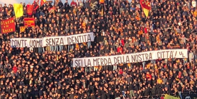 I tifosi del Lecce hanno esposto uno striscione contro Antonio Conte durante la partita tra la loro squadra e il Napoli Lecce Napoli