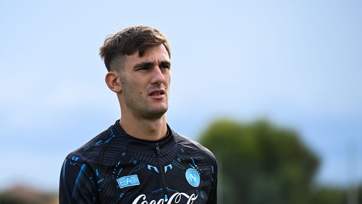 NAPLES, ITALY - NOVEMBER 27: SSC Napoli player Lorenzo Lucca attends the afternoon training Session at SSC Napoli Training Center in Castel Volturno (Caserta) on November 27, 2025 in Naples, Italy. (Photo by SSC NAPOLI/SSC NAPOLI via Getty Images) Clamoroso Lucca, messo sul mercato da Conte: piace a due club di Serie A - immagine 1