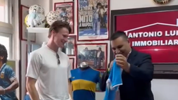 McTominay riceve una maglia speciale: il simpatico siparietto