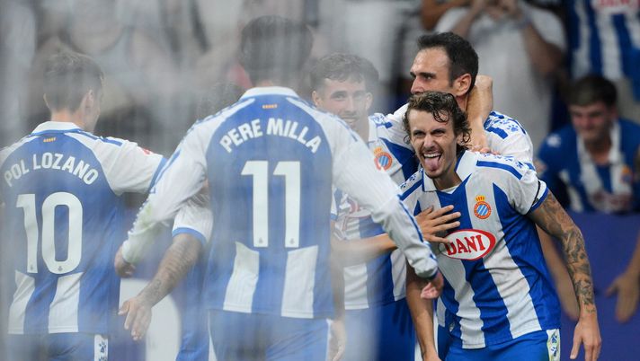 BARCELONA, SPAIN - AUGUST 31: Carlos Romero of RCD Espanyol celebrates scoring his team's first goal during the LaLiga EA Sports match between RCD Espanyol de Barcelona and CA Osasuna at RCDE Stadium on August 31, 2025 in Barcelona, Spain. (Photo by David Ramos/Getty Images) Espanyol-Maiorca, streaming live e diretta tv: dove vedere la partita gratis - immagine 1