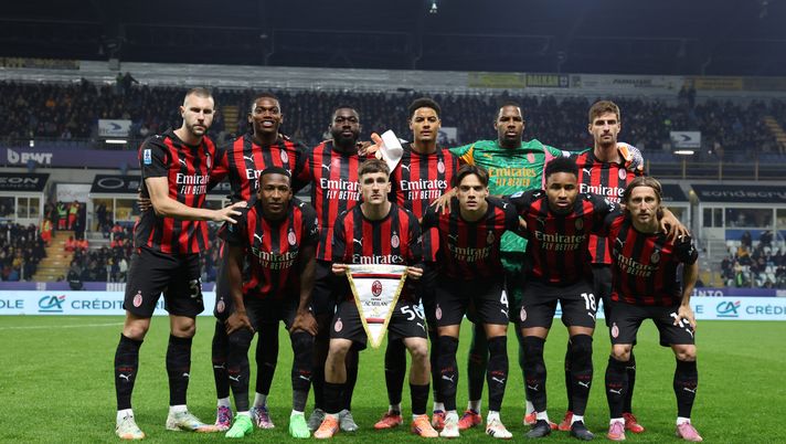 PARMA, ITALY - NOVEMBER 08: Players of AC Milan line up prior to the Serie A match between Parma Calcio 1913 and AC Milan at Stadio Ennio Tardini on November 08, 2025 in Parma, Italy. (Photo by Claudio Villa/AC Milan via Getty Images) milan-campionato-serie-a-classifica