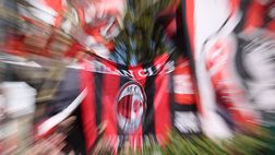Milanello, il corteo tutto rossonero occupa l’intero viale di accesso