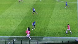 Milan-Inter, Theo Hernandez costretto a dribblare Inzaghi durante un’azione