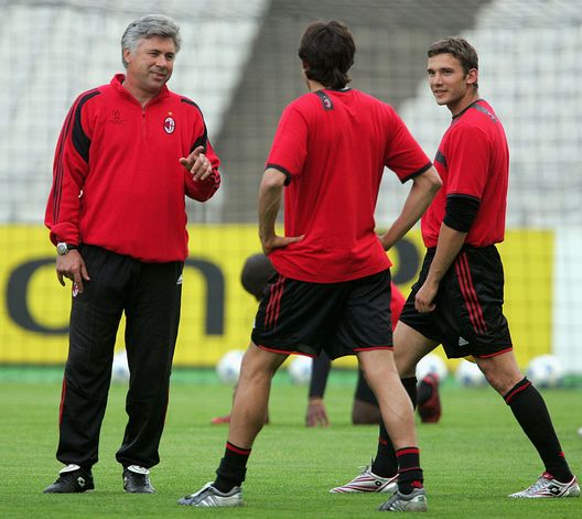 Istanbul, Turchia - 24 maggio 2005: Ancelotti parla con Kaká (di spalle) e Shevchenko durante un allenamento. (Foto di Alex Livesey/Getty Images) Ancelotti e Kaká di nuovo insieme? L’indiscrezione che arriva dal Brasile- immagine 2