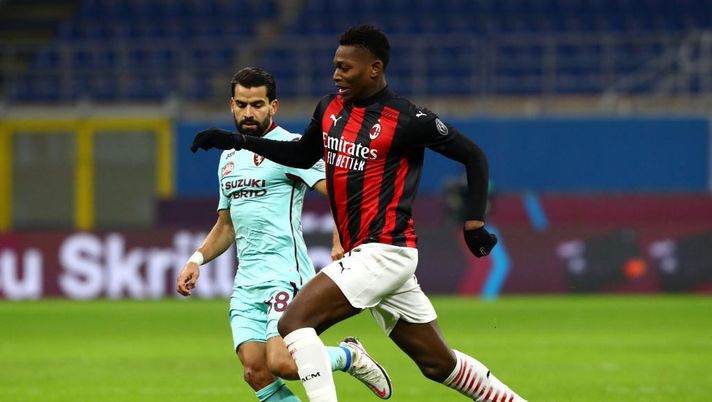 MILAN, ITALY - JANUARY 09: Rafael Leao of Milan is challenged by Tomas Rincon of Torino during the Serie A match between AC Milan and Torino FC at Stadio Giuseppe Meazza on January 09, 2021 in Milan, Italy. Sporting stadiums around Italy remain under strict restrictions due to the Coronavirus Pandemic as Government social distancing laws prohibit fans inside venues resulting in games being played behind closed doors. (Photo by Marco Luzzani/Getty Images) Milan-Torino 2-0, Rincon: “Non possiamo giocare un primo tempo così” - immagine 1
