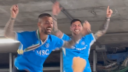 Spinazzola e Politano pazzi di gioia per lo scudetto, festeggiano sopra ad un taxi