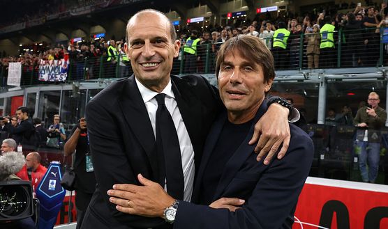 Massimiliano Allegri (sinistra) e Antonio Conte (destra) si scambiano un saluto a pochi secondi dal fischio d'inizio di Milan-Napoli (Serie A, 28 settembre 2025)