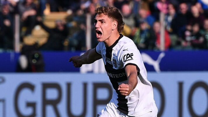 PARMA, ITALY - MARCH 08: Mateo Pellegrino of Parma celebrates after scoring the 1-1 goal during the Serie A match between Parma and Torino at Stadio Ennio Tardini on March 08, 2025 in Parma, Italy. (Photo by Alessandro Sabattini/Getty Images) Parma, la doppietta di Pellegrino cambia tutto: cosa succede tra campo e gestione al fanta - immagine 1