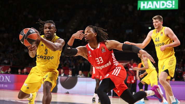 MUNICH, GERMANY - MARCH 17: Jaleen Smith, #3 of Alba Berlin vies with Freddie Gillespie, #33 of FC Bayern Munich in action during the 2022-23 Turkish Airlines EuroLeague Regular Season Round 29 game between FC Bayern Munich and Alba Berlin at Audi Dome on March 17, 2023 in Munich, Germany. (Photo by Christina Pahnke/Euroleague Basketball via Getty Images) Virtus – Piacciono Gillespie e Ferrell - immagine 1