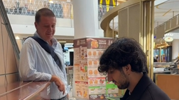 Suona l’inno della Juve al pianoforte a un tifoso del Napoli: l’incredibile reazione