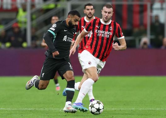 MILAN, ITALY - SEPTEMBER 17: Mohamed Salah of Liverpool FC competes for the ball with Strahinja Pavlovic of AC Milan during the UEFA Champions League 2024/25 League Phase MD1 match between AC Milan and Liverpool FC at Stadio San Siro on September 17, 2024 in Milan, Italy. (Photo by Marco Luzzani/Getty Images) Milan e Liverpool: dopo Istanbul c’è sempre Atene- immagine 5