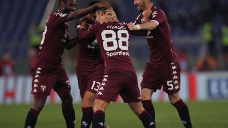 ROME, ITALY - DECEMBER 11: Tomas Rincon #88 with his teammates of Torino FC celebrates after scoring the team's second goal during the Serie A match between SS Lazio and Torino FC at Stadio Olimpico on December 11, 2017 in Rome, Italy. (Photo by Paolo Bruno/Getty Images)