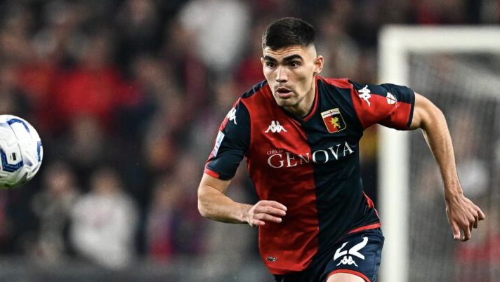 GENOA, ITALY - APRIL 29: Johan Vasquez of Genoa is seen in action during the Serie A TIM match between Genoa CFC and Cagliari at Stadio Luigi Ferraris on April 29, 2024 in Genoa, Italy. (Photo by Simone Arveda/Getty Images) L’ a.d. del Genoa: “Un’offerta per Vasquez e due per Martin: la situazione è questa” - immagine 1
