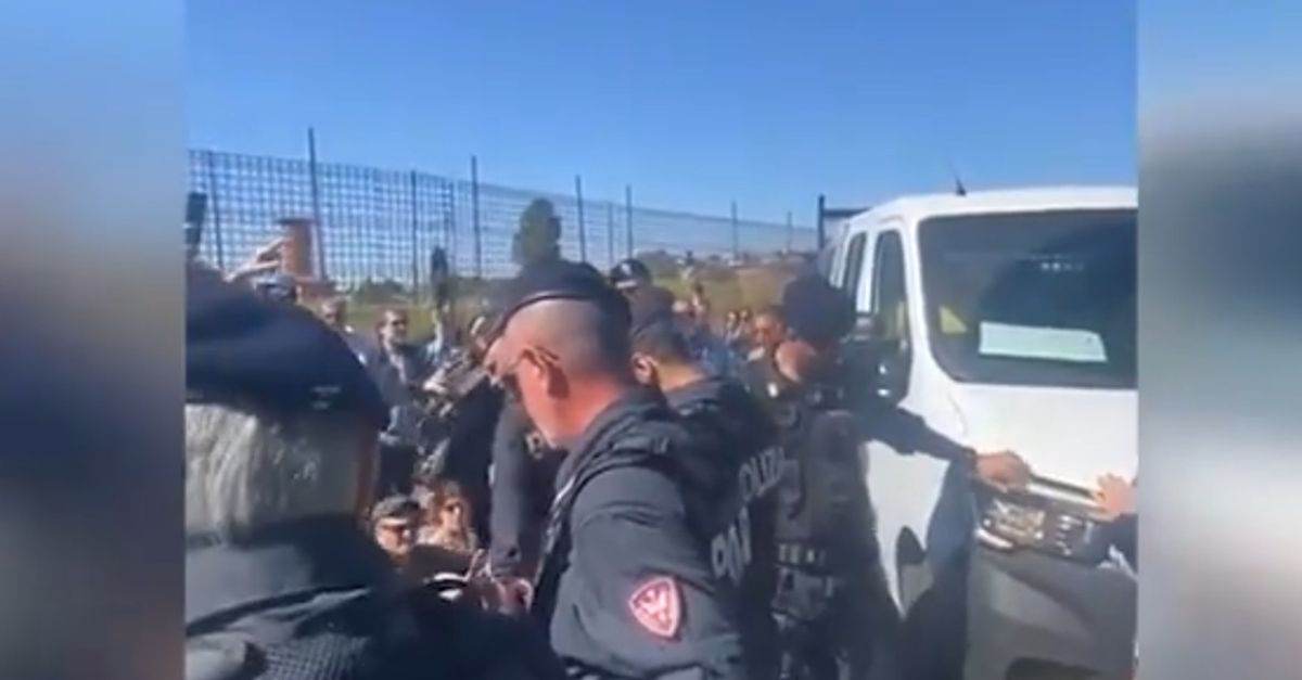 VIDEO / Stadio Roma, tensione tra comitati e polizia contro l’inizio dei cantieri VIDEO / Stadio Roma, tensione tra comitati e polizia contro l’inizio dei cantieri