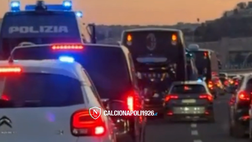 Il Milan è arrivato a Napoli: il pullman rossonero scortato per le vie della città
