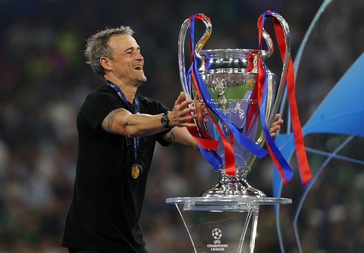 Luis Enrique con la Champions League: per lui è la seconda in carriera da allenatore, dieci anni dopo la prima. (Photo by Carl Recine/Getty Images) Inter, evoluzione o rivoluzione? Psg campione nel segno del collettivo- immagine 2