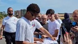 Neres, foto e autografi per l’esterno del Napoli: avete sentito cosa gli dicono?