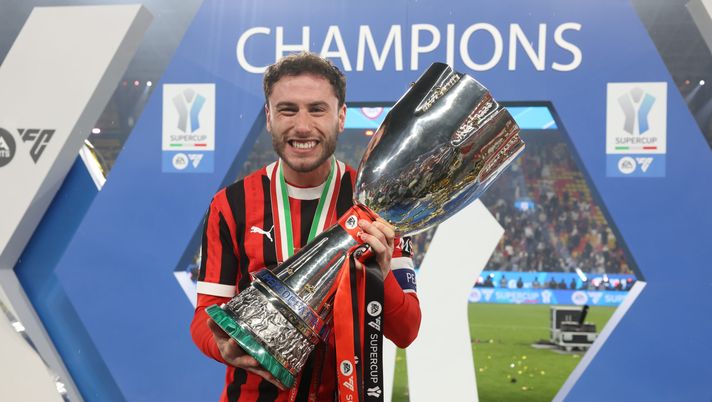 RIYADH, SAUDI ARABIA - JANUARY 06: Davide Calabria of AC Milan celebrates with the trophy after winning the Italian Super Cup Final match between FC Internazionale and AC Milan at Al- Awwal Park Stadium on January 06, 2025 in Riyadh, Saudi Arabia. (Photo by Claudio Villa/AC Milan via Getty Images) Calabria: “Addio al Milan? Non volevo avere a che fare con certa gente. Ci ho rimesso” - immagine 1