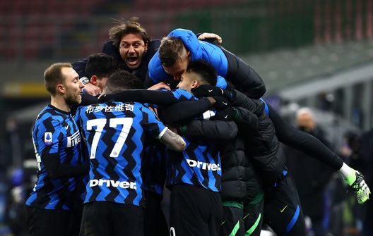 Esultanza di gruppo con Conte al gol di Lautaro Martinez in Inter-Lazio, allo Stadio Giuseppe Meazza il 14 febbraio 2021 a Milano, Italia. (Foto di Marco Luzzani/Getty Images) Il peso della partita tra Inter e Lazio: le volte in cui è stata decisiva per la Serie A- immagine 7