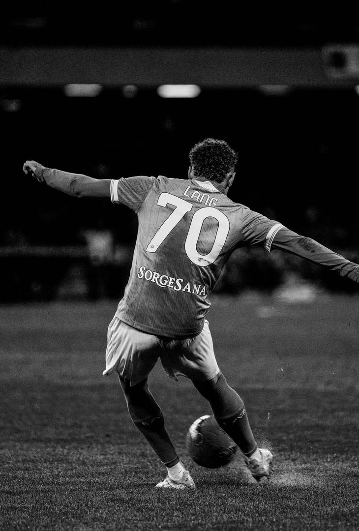 La poca ferocia del primo tempo e la cosiddetta 'cazzimma' mostra nella ripresa: due facce della stessa medaglia che compongono il riassunto 'in bianco e nero' di Napoli-Hellas Verona realizzato dall'admin dell'account Instagram della compagine partenopea.