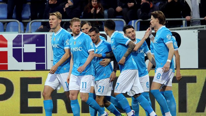 CAGLIARI, ITALY - MARCH 20: Scott Francis Mctominay of Napoli celebrates his goal 0-1 with the team-mates during the Serie A match between Cagliari Calcio and SSC Napoli at Stadio Sant'Elia on March 20, 2026 in Cagliari, Italy. (Photo by Enrico Locci/Getty Images) Serie A, la classifica: il Napoli si porta al secondo posto. Milan a -2 e Inter a +6 - immagine 1