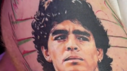 Nuovo tatuaggio dedicato a Maradona, è incredibilmente realistico