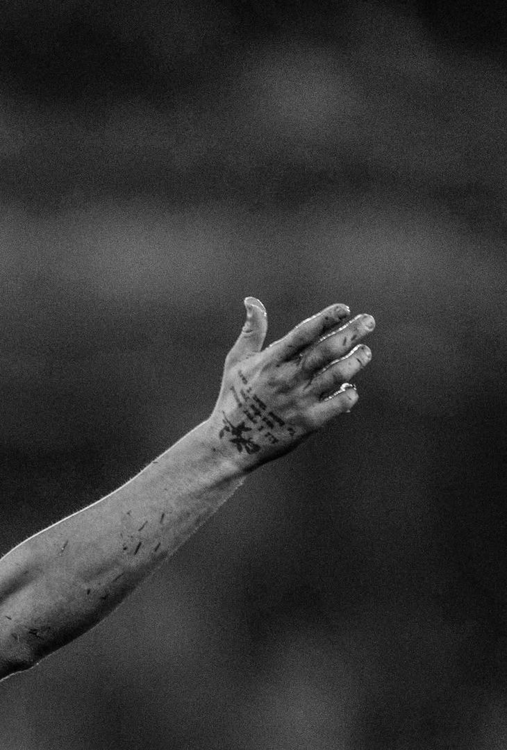 La frustrazione per il pareggio subito al primo tiro in porta e l'emozione di riuscire a portare i tre punti a casa a tempo scaduto: due facce della stessa medaglia che compongono il riassunto 'in bianco e nero' di Hellas Verona-Napoli realizzato dall'admin dell'account Instagram della compagine partenopea.