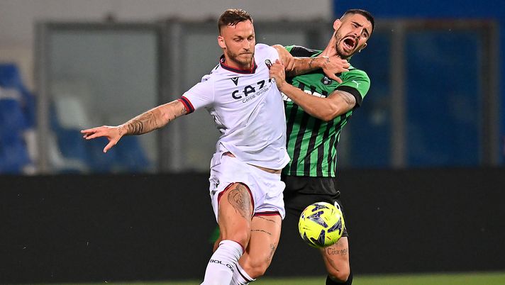 REGGIO NELL'EMILIA, ITALY - MAY 08: Marko Arnautovic of Bologna FC battles for possession with Martin Erlic of US Sassuolo during the Serie A match between US Sassuolo and Bologna FC at Mapei Stadium - Citta' del Tricolore on May 08, 2023 in Reggio nell'Emilia, Italy. (Photo by Alessandro Sabattini/Getty Images) Fatta per Erlic dal Sassuolo: oggi le visite, i dettagli - immagine 1