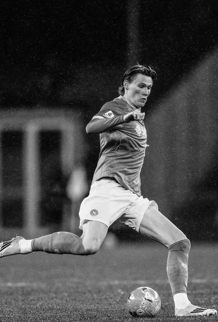 La poca ferocia del primo tempo e la cosiddetta 'cazzimma' mostra nella ripresa: due facce della stessa medaglia che compongono il riassunto 'in bianco e nero' di Napoli-Hellas Verona realizzato dall'admin dell'account Instagram della compagine partenopea.