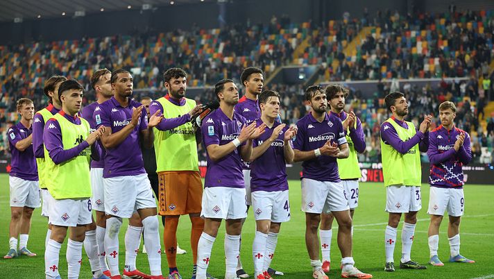 UDINE, ITALY - MAY 25: Fiorentina players thank their supporters at the end of the Serie A match between Udinese and Fiorentina at Stadio Friuli on May 25, 2025 in Udine, Italy. (Photo by Timothy Rogers/Getty Images) Caos Fiorentina, durissimo comunicato della Fiesole: “Troppe parole inaccettabili” - immagine 1