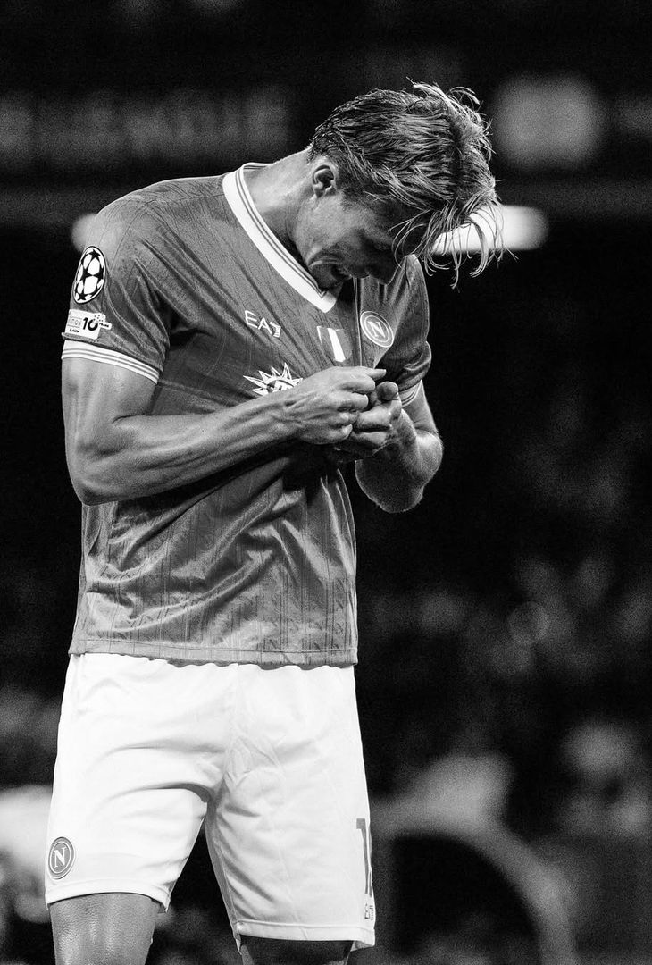 L'estasi per la prestazione di Kevin De Bruyne e la gioia per la doppietta messa a referto da Rasmus Hojlund: due sentimenti positivi (e cardini) rappresentati alla perfezione dal riassunto 'in bianco e nero' di Napoli-Sporting Lisbona realizzato dall'admin dell'account Instagram della compagine partenopea.