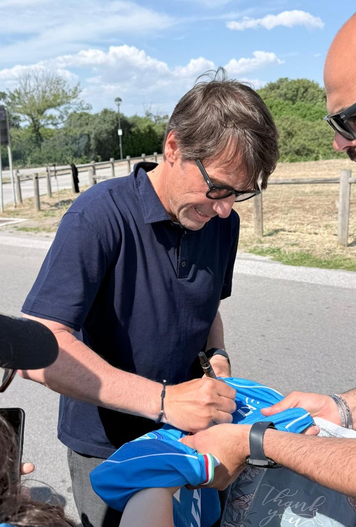 Ultime ore a Castel Volturno per Conte e Oriali: abbracci e cori per loro – LE FOTO - immagine 2
