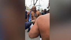 VIDEO / Mike Tyson e Shannon Briggs improvvisano un incontro per strada