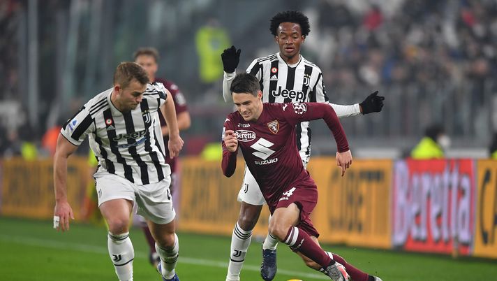 TURIN, ITALY - FEBRUARY 18: Josip Brekalo of Torino FC in action against Juan Cuadrado and Matthijs De Ligt (L) of Juventus during the Serie A match between Juventus and Torino FC at Allianz Stadium on February 18, 2022 in Turin, Italy. (Photo by Valerio Pennicino/Getty Images) Calciomercato: schermaglie col Wolfsburg, ma il Toro vuole riscattare Brekalo - immagine 1