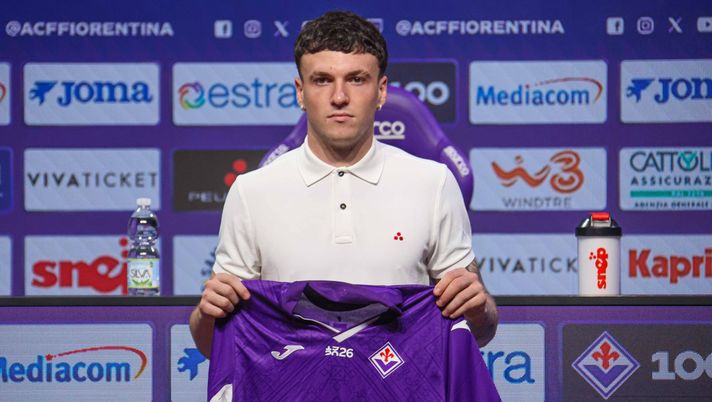 GERMOGLI PH: 23 LUGLIO 2026 BAGNO A RIPOLI VIOLA PARK CONFERENZA STAMPA DI PRESENTAZIONE DEL NUOVO GIOCATORE DELLA FIORENTINA JIMENEZ NELLA FOTO JIMENEZ Jimenez: “Trattativa velocissima, ecco cosa mi ha convinto. Iraola è il passato” - immagine 1