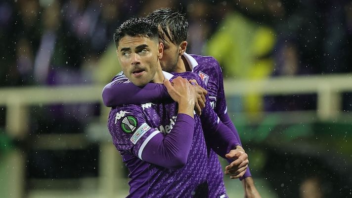 FLORENCE, ITALY - MAY 2: Riccardo Sottil of ACF Fiorentina celebrates after scoring a goal during the UEFA Europa Conference League 2023/24 Semi-Final first leg match between ACF Fiorentina and Club Brugge at Stadio Artemio Franchi on May 2, 2024 in Florence, Italy.(Photo by Gabriele Maltinti/Getty Images) Fiorentina, Sottil segna e poi è costretto al cambio: infortunio alla spalla - immagine 1