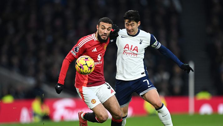 LONDON, ENGLAND - FEBRUARY 16: Noussair Mazraoui of Manchester United looks to control the ball whilst under pressure from Son Heung-Min of Tottenham Hotspur during the Premier League match between Tottenham Hotspur FC and Manchester United FC at Tottenham Hotspur Stadium on February 16, 2025 in London, England. (Photo by Justin Setterfield/Getty Images) Tottenham-Manchester United, una finale per salvare la stagione - immagine 1