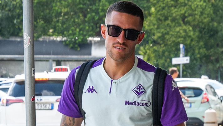 GERMOGLI PH: 28 AGOSTO 2024 FIRENZE LA FIORENTINA E' PARTITA IN DIREZIONE UNGHERIA DALL'AEROPORTO DI PERETOLA IN VISTA DELLA PARTITA DI RITORNO DEL PRELIMINARE DI CONFERENCE LEAGUE CONTRO LA PUSKAS ACADEMY NELLA FOTO BIRAGHI Biraghi