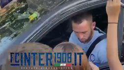 VIDEO FCIN1908 / Inter, de Vrij arriva nel ritiro di Appiano: saluti e autografi ai tifosi