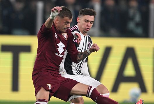 TURIN, ITALY - NOVEMBER 08: Ivan Ilic of Torino competes for the ball with Francisco Conceicao of Juventus FC during the Serie A match between Juventus FC and Torino FC at on November 08, 2025 in Turin, Italy. (Photo by Getty Images/Getty Images)
